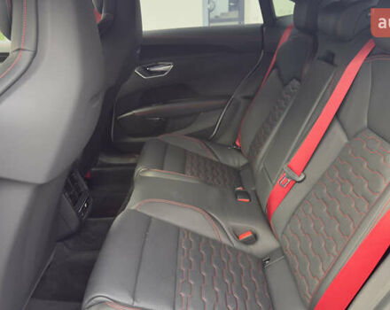 Белый Ауди RS e-tron GT, объемом двигателя 0 л и пробегом 52 тыс. км за 61500 $, фото 13 на Automoto.ua