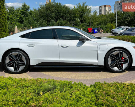 Белый Ауди RS e-tron GT, объемом двигателя 0 л и пробегом 34 тыс. км за 64999 $, фото 7 на Automoto.ua