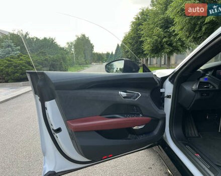 Белый Ауди RS e-tron GT, объемом двигателя 0 л и пробегом 29 тыс. км за 71800 $, фото 10 на Automoto.ua