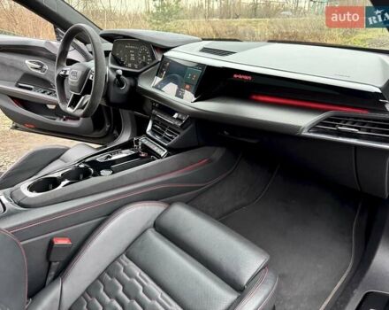 Серый Ауди RS e-tron GT, объемом двигателя 0 л и пробегом 48 тыс. км за 67700 $, фото 31 на Automoto.ua