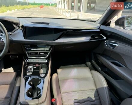 Серый Ауди RS e-tron GT, объемом двигателя 0 л и пробегом 51 тыс. км за 71000 $, фото 14 на Automoto.ua