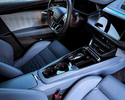 Серый Ауди RS e-tron GT, объемом двигателя 0 л и пробегом 12 тыс. км за 78000 $, фото 13 на Automoto.ua