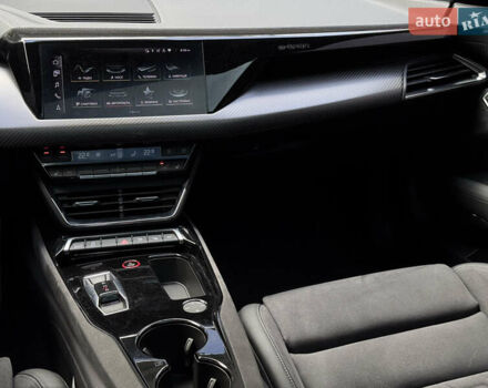 Серый Ауди RS e-tron GT, объемом двигателя 0 л и пробегом 21 тыс. км за 62000 $, фото 31 на Automoto.ua