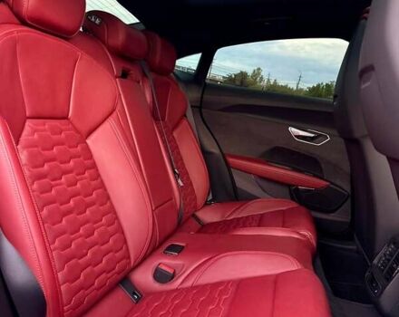 Сірий Ауді RS e-tron GT, об'ємом двигуна 0 л та пробігом 46 тис. км за 69900 $, фото 47 на Automoto.ua