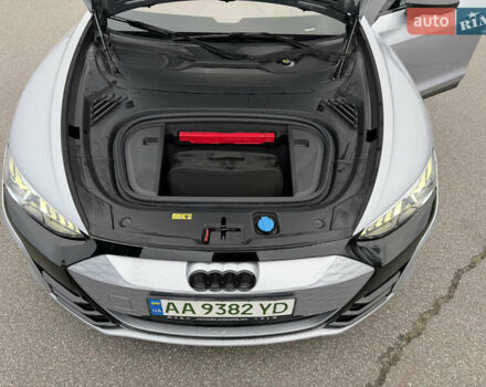 Серый Ауди RS e-tron GT, объемом двигателя 0 л и пробегом 39 тыс. км за 69500 $, фото 24 на Automoto.ua