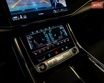 Чорний Ауді RS Q8, об'ємом двигуна 4 л та пробігом 69 тис. км за 106634 $, фото 16 на Automoto.ua