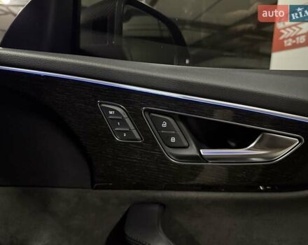 Сірий Ауді RS Q8, об'ємом двигуна 4 л та пробігом 67 тис. км за 91500 $, фото 87 на Automoto.ua