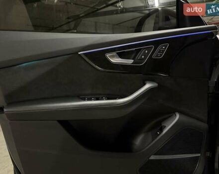 Сірий Ауді RS Q8, об'ємом двигуна 4 л та пробігом 67 тис. км за 91500 $, фото 33 на Automoto.ua
