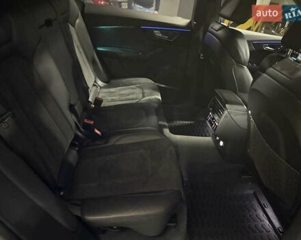 Сірий Ауді RS Q8, об'ємом двигуна 4 л та пробігом 67 тис. км за 91500 $, фото 82 на Automoto.ua
