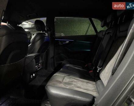 Сірий Ауді RS Q8, об'ємом двигуна 4 л та пробігом 67 тис. км за 91500 $, фото 76 на Automoto.ua