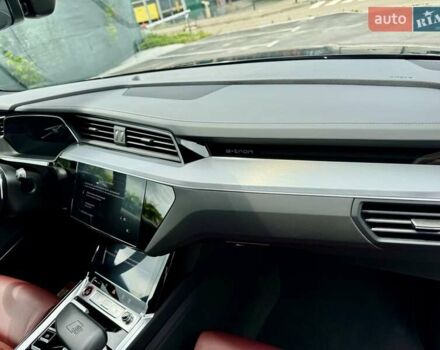 Чорний Ауді SQ8 e-tron, об'ємом двигуна 0 л та пробігом 18 тис. км за 73500 $, фото 77 на Automoto.ua
