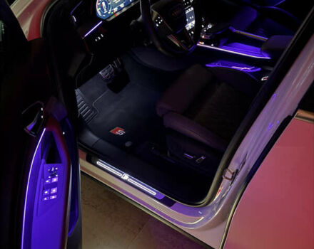 Белый Ауди SQ8 Sportback e-tron, объемом двигателя 0 л и пробегом 60 тыс. км за 83500 $, фото 24 на Automoto.ua