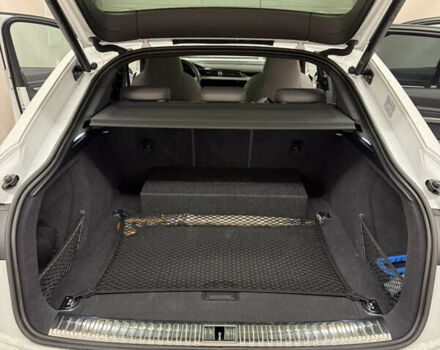 Белый Ауди SQ8 Sportback e-tron, объемом двигателя 0 л и пробегом 60 тыс. км за 85000 $, фото 24 на Automoto.ua