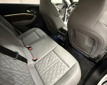 Белый Ауди SQ8 Sportback e-tron, объемом двигателя 0 л и пробегом 60 тыс. км за 83500 $, фото 12 на Automoto.ua