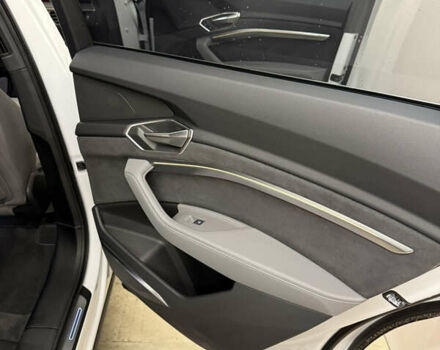 Белый Ауди SQ8 Sportback e-tron, объемом двигателя 0 л и пробегом 60 тыс. км за 83500 $, фото 13 на Automoto.ua