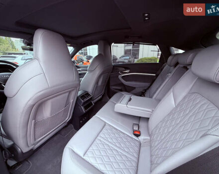 Красный Ауди SQ8 Sportback e-tron, объемом двигателя 0 л и пробегом 27 тыс. км за 72000 $, фото 4 на Automoto.ua