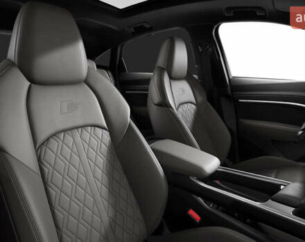 Красный Ауди SQ8 Sportback e-tron, объемом двигателя 0 л и пробегом 27 тыс. км за 72000 $, фото 15 на Automoto.ua