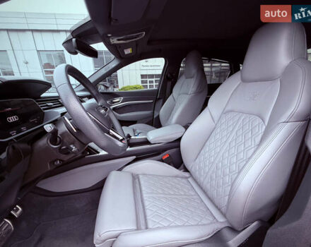 Красный Ауди SQ8 Sportback e-tron, объемом двигателя 0 л и пробегом 27 тыс. км за 72000 $, фото 3 на Automoto.ua