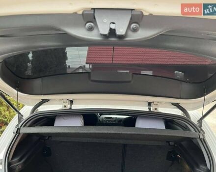 Белый БМВ 1 Серия, объемом двигателя 2 л и пробегом 165 тыс. км за 7800 $, фото 9 на Automoto.ua