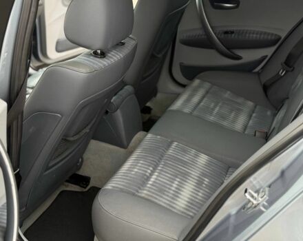 Серый БМВ 1 Серия, объемом двигателя 2 л и пробегом 200 тыс. км за 6999 $, фото 9 на Automoto.ua