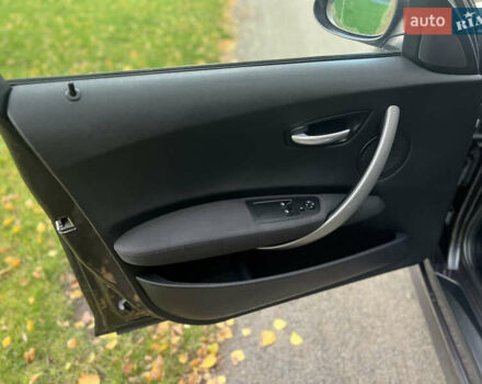 Серый БМВ 1 Серия, объемом двигателя 2 л и пробегом 204 тыс. км за 7000 $, фото 26 на Automoto.ua