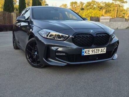 БМВ 1 Серия 2020 в Днепре (Днепропетровске) на Automoto.ua Серый БМВ 1 Серия, объемом двигателя 2 л и пробегом 92 тыс. км за 30500 $, фото 1 на Automoto.ua