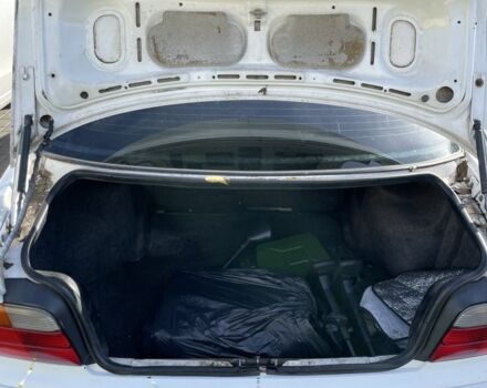 Белый БМВ 3 Серия, объемом двигателя 1.8 л и пробегом 200 тыс. км за 2700 $, фото 5 на Automoto.ua