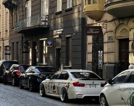 Белый БМВ 3 Серия, объемом двигателя 2 л и пробегом 222 тыс. км за 15000 $, фото 4 на Automoto.ua