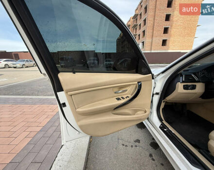 БМВ 3 Серия 2015 в Умани на Automoto.ua Белый БМВ 3 Серия, объемом двигателя 2 л и пробегом 155 тыс. км за 12950 $, фото 12 на Automoto.ua