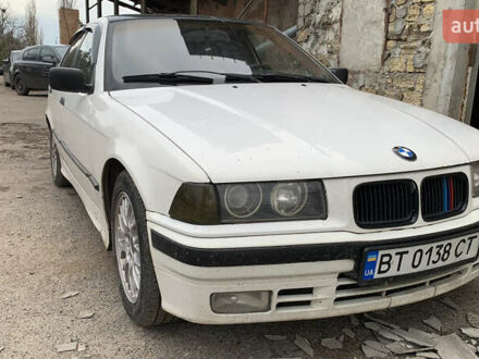 Белый БМВ 3 Серия, объемом двигателя 1.8 л и пробегом 300 тыс. км за 3000 $, фото 1 на Automoto.ua