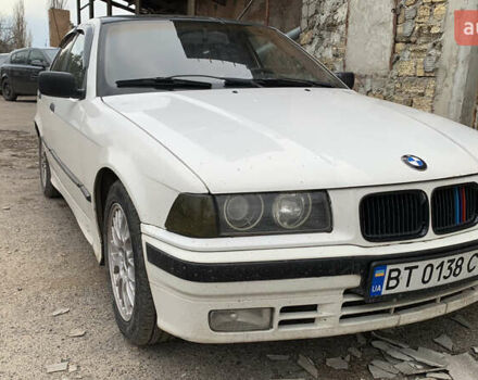 Белый БМВ 3 Серия, объемом двигателя 1.8 л и пробегом 300 тыс. км за 3000 $, фото 1 на Automoto.ua