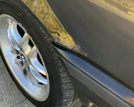 Чорний БМВ 3 Серія, об'ємом двигуна 1.8 л та пробігом 282 тис. км за 3700 $, фото 7 на Automoto.ua