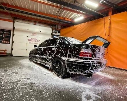 Черный БМВ 3 Серия, объемом двигателя 1.8 л и пробегом 300 тыс. км за 4000 $, фото 4 на Automoto.ua