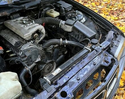 Черный БМВ 3 Серия, объемом двигателя 1.8 л и пробегом 240 тыс. км за 2300 $, фото 5 на Automoto.ua