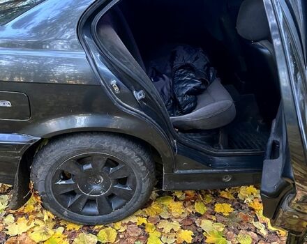 Черный БМВ 3 Серия, объемом двигателя 1.8 л и пробегом 240 тыс. км за 2300 $, фото 4 на Automoto.ua