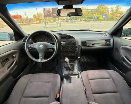 Черный БМВ 3 Серия, объемом двигателя 2.5 л и пробегом 320 тыс. км за 4300 $, фото 6 на Automoto.ua