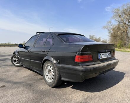 Черный БМВ 3 Серия, объемом двигателя 2 л и пробегом 320 тыс. км за 2590 $, фото 4 на Automoto.ua