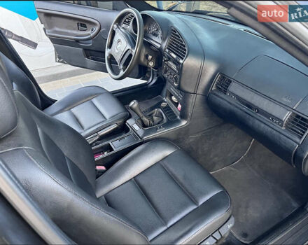 Чорний БМВ 3 Серія, об'ємом двигуна 1.8 л та пробігом 252 тис. км за 3400 $, фото 5 на Automoto.ua