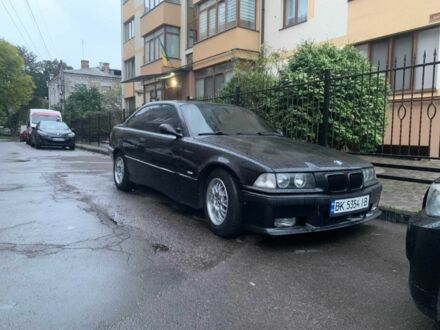 Черный БМВ 3 Серия, объемом двигателя 1.6 л и пробегом 300 тыс. км за 3600 $, фото 1 на Automoto.ua