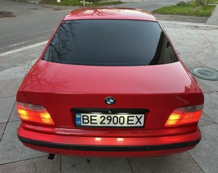Красный БМВ 3 Серия, объемом двигателя 2 л и пробегом 200 тыс. км за 3600 $, фото 5 на Automoto.ua