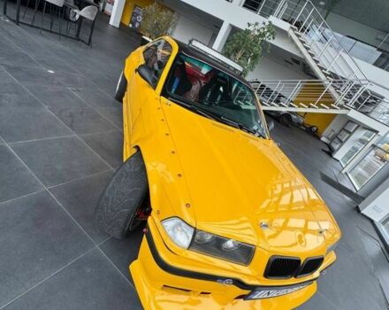 Желтый БМВ 3 Серия, объемом двигателя 4 л и пробегом 100 тыс. км за 18000 $, фото 1 на Automoto.ua