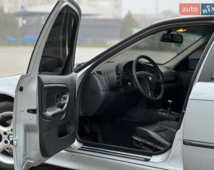 Серый БМВ 3 Серия, объемом двигателя 1.8 л и пробегом 254 тыс. км за 3550 $, фото 5 на Automoto.ua