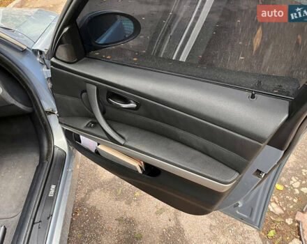 Серый БМВ 3 Серия, объемом двигателя 3 л и пробегом 320 тыс. км за 8950 $, фото 7 на Automoto.ua