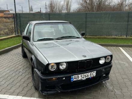 Серый БМВ 3 Серия, объемом двигателя 2.3 л и пробегом 301 тыс. км за 1799 $, фото 1 на Automoto.ua