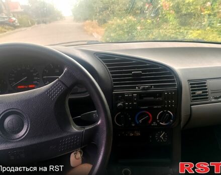 Синий БМВ 3 Серия, объемом двигателя 1.8 л и пробегом 202 тыс. км за 2500 $, фото 4 на Automoto.ua