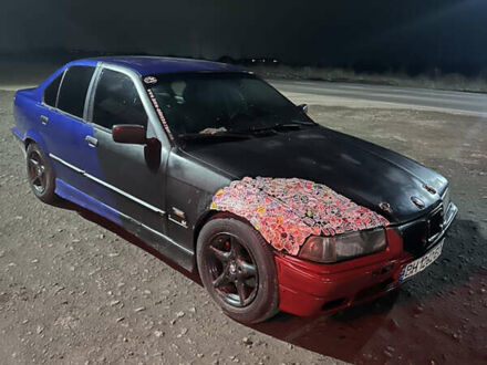 Синій БМВ 3 Серія, об'ємом двигуна 1.8 л та пробігом 300 тис. км за 1300 $, фото 1 на Automoto.ua