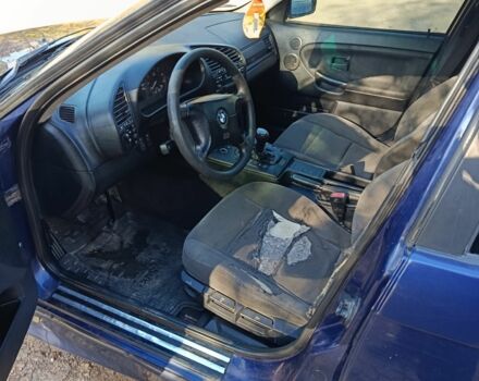 Синий БМВ 320, объемом двигателя 2 л и пробегом 300 тыс. км за 1850 $, фото 5 на Automoto.ua