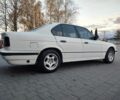 Белый БМВ 5 Серия, объемом двигателя 2 л и пробегом 300 тыс. км за 2555 $, фото 2 на Automoto.ua