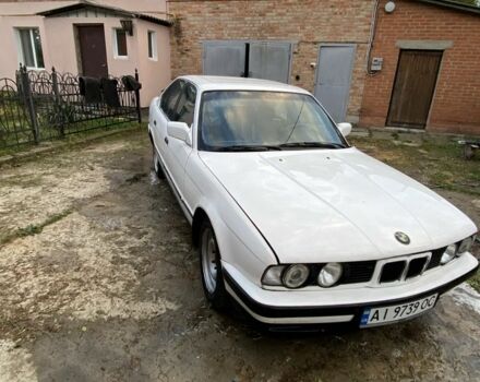 Белый БМВ 5 Серия, объемом двигателя 2 л и пробегом 320 тыс. км за 3000 $, фото 1 на Automoto.ua