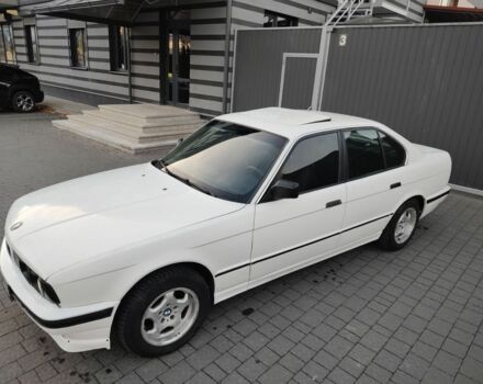 Белый БМВ 5 Серия, объемом двигателя 2 л и пробегом 300 тыс. км за 2555 $, фото 1 на Automoto.ua